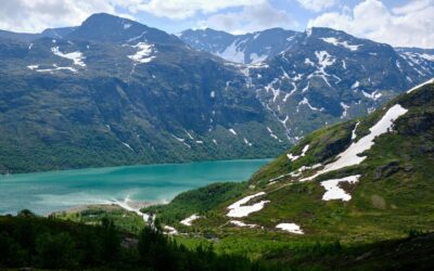 Vandring i Besseggen – en av Norges mest spektakulära leder